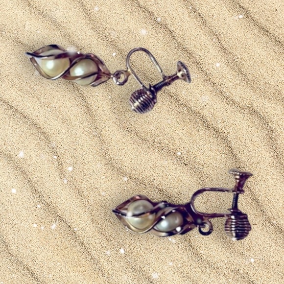 Vintage Screw On “Faux Pearl Enclosed Gold Tone Earrings” - Picture 2 of 3
